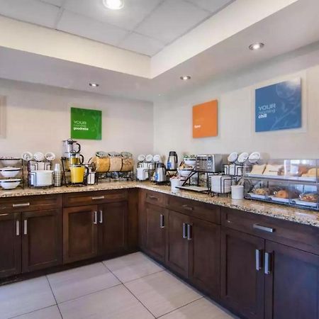 Comfort Inn & Suites South YYC Екстериор снимка