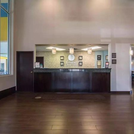 Comfort Inn & Suites South YYC Екстериор снимка