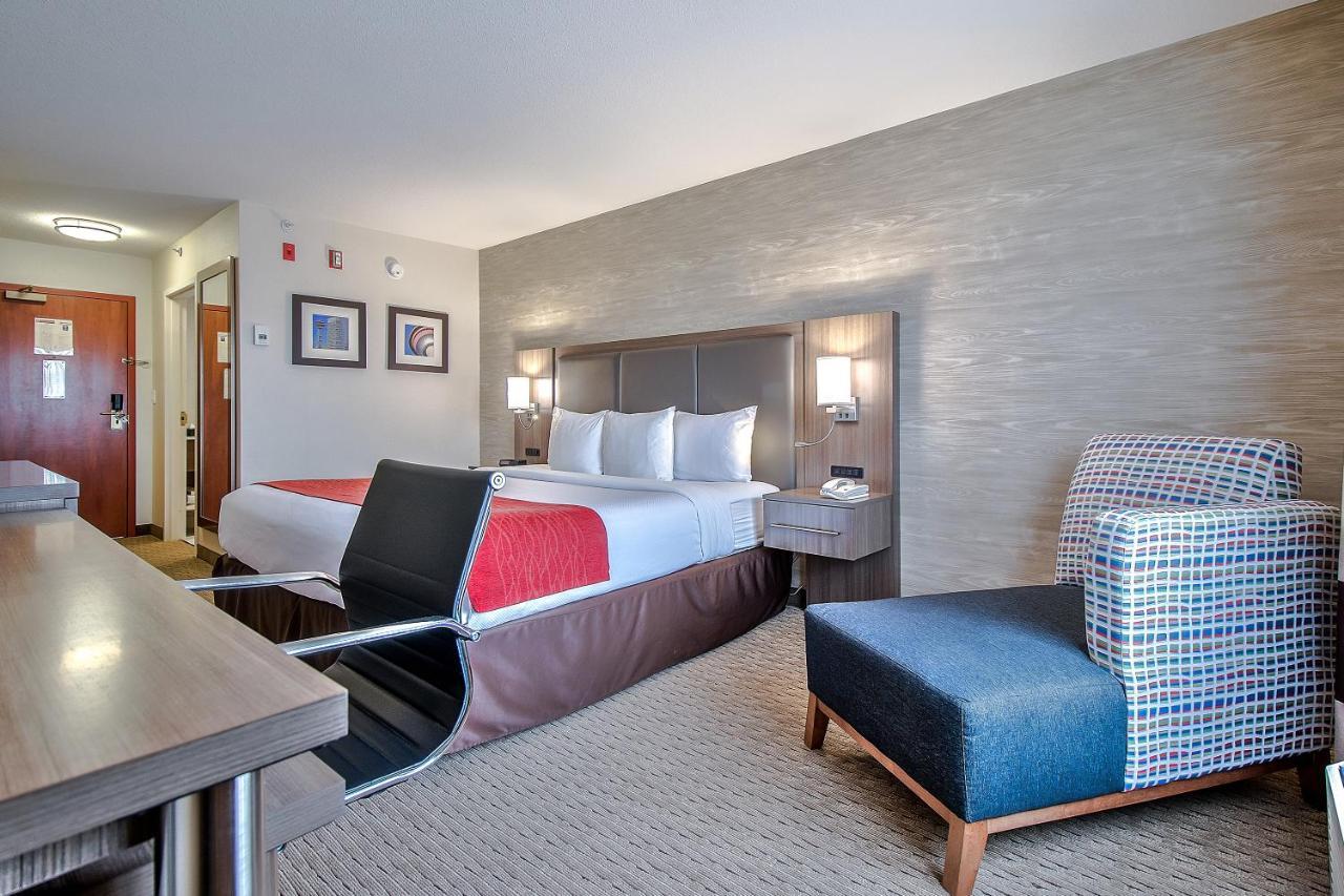 Comfort Inn & Suites South YYC Екстериор снимка