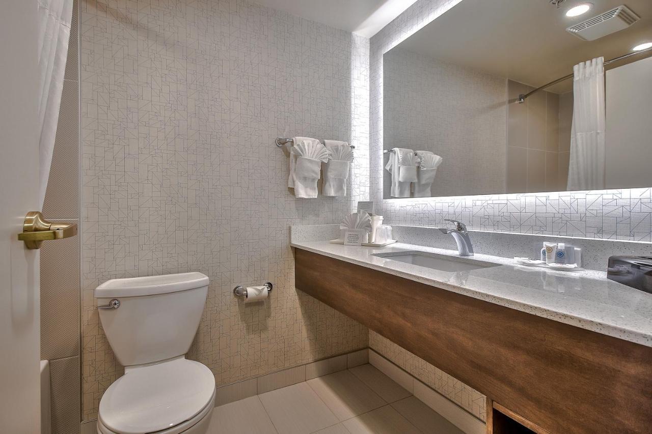 Comfort Inn & Suites South YYC Екстериор снимка
