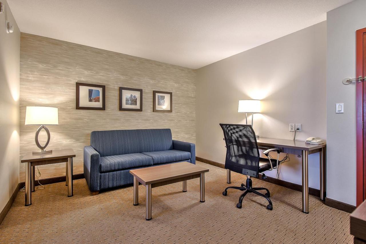 Comfort Inn & Suites South YYC Екстериор снимка