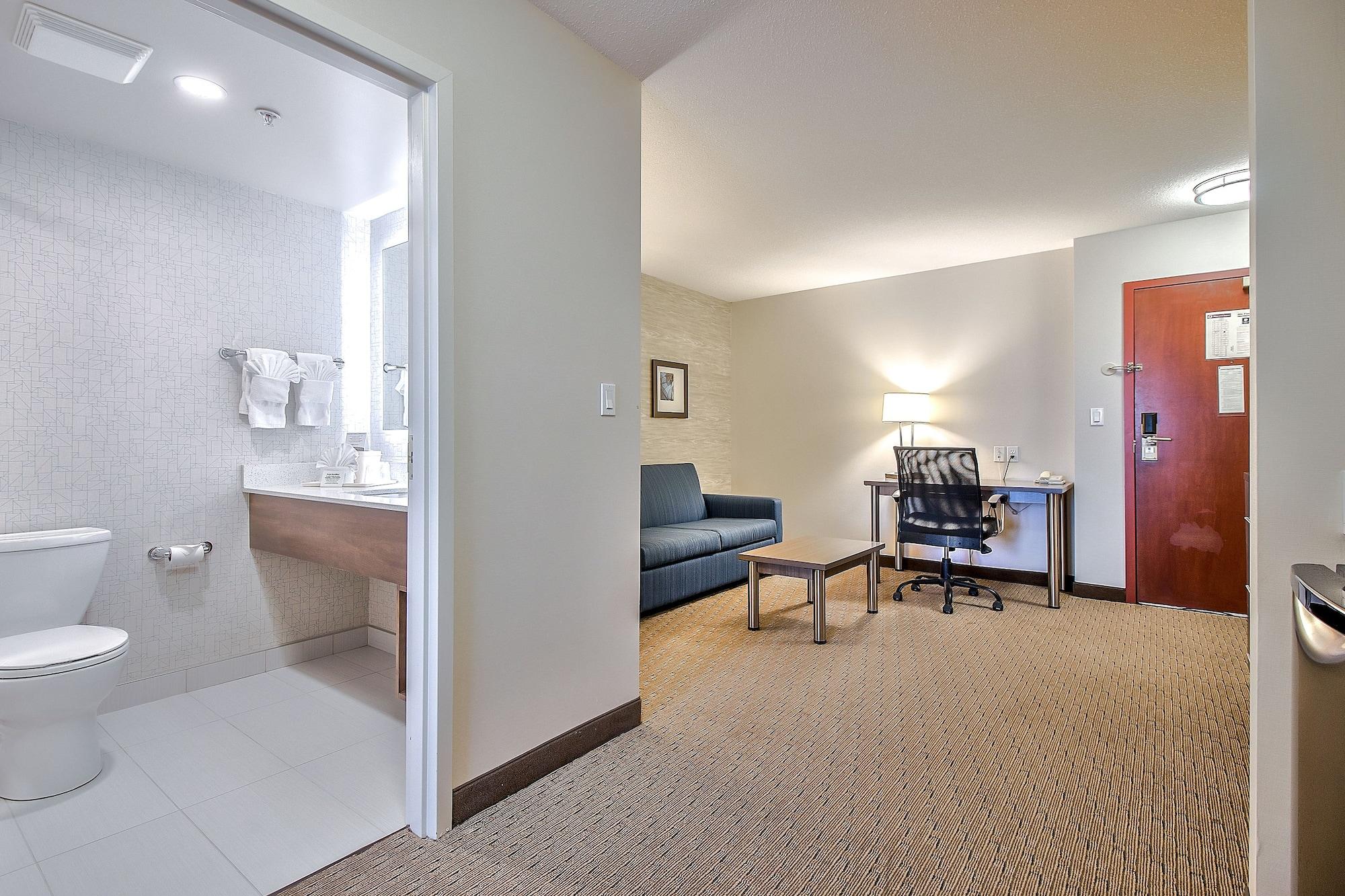 Comfort Inn & Suites South YYC Екстериор снимка