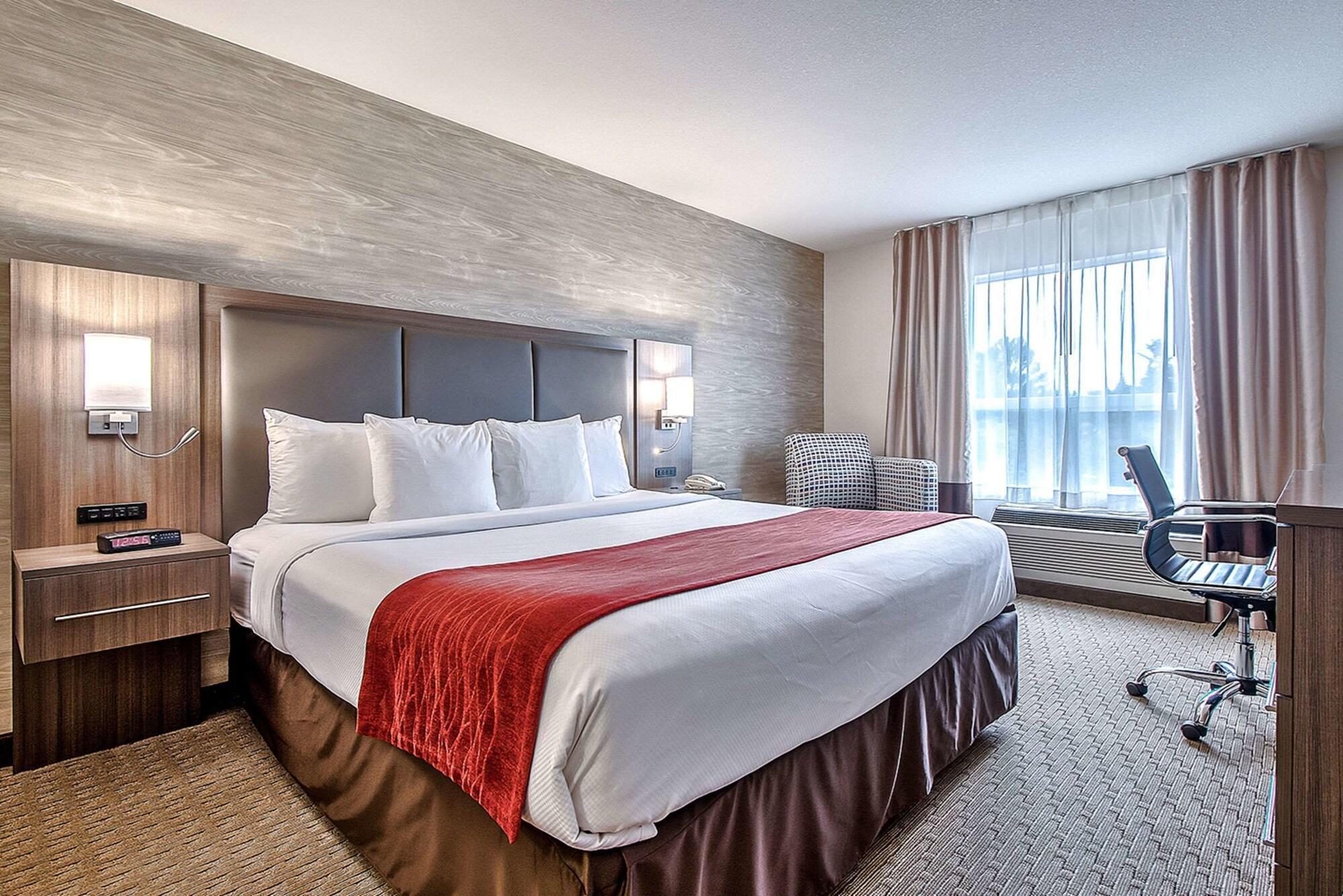Comfort Inn & Suites South YYC Екстериор снимка