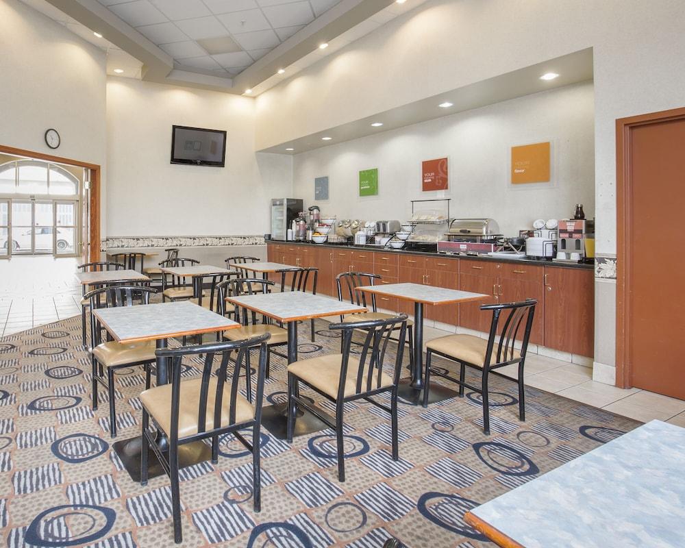 Comfort Inn & Suites South YYC Екстериор снимка