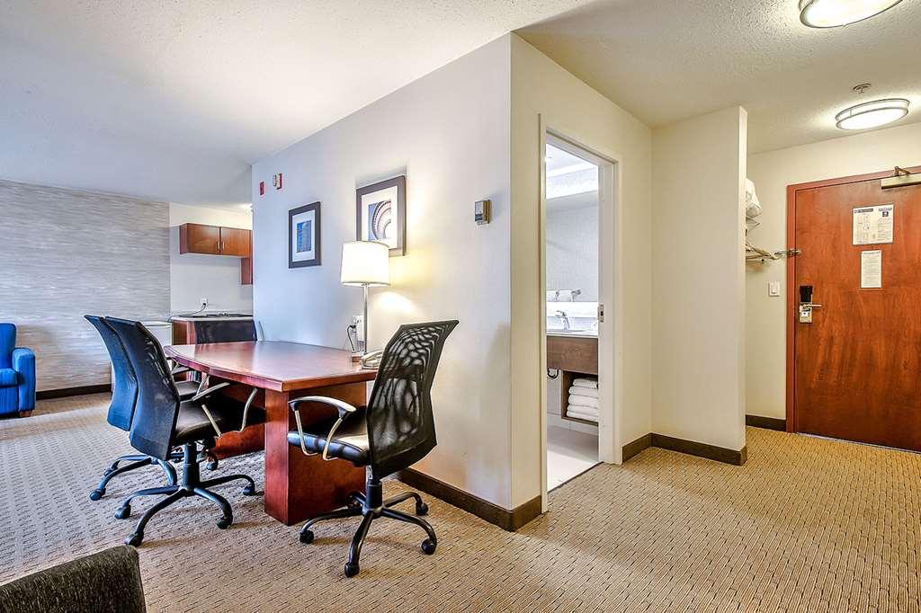 Comfort Inn & Suites South YYC Стая снимка