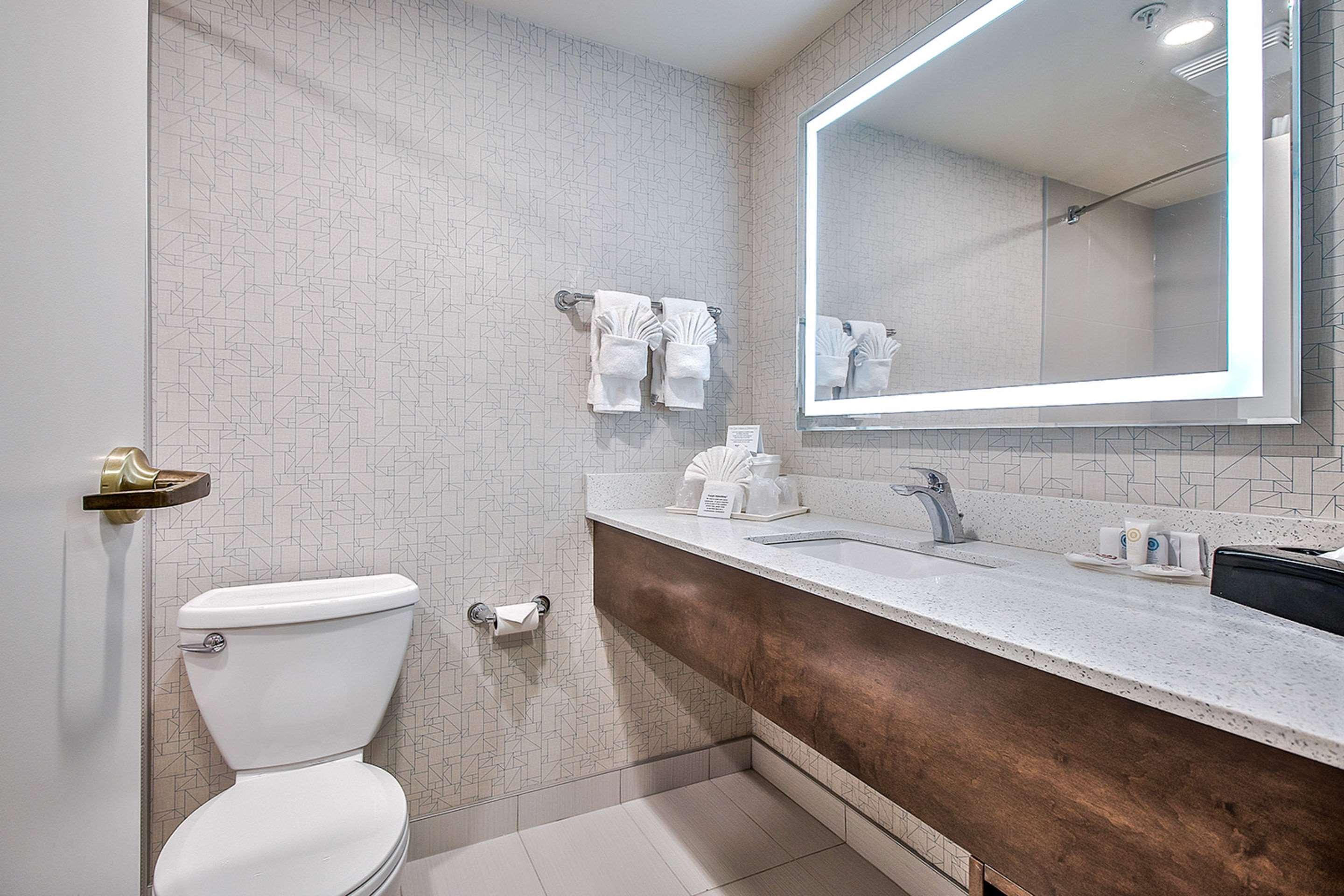 Comfort Inn & Suites South YYC Екстериор снимка