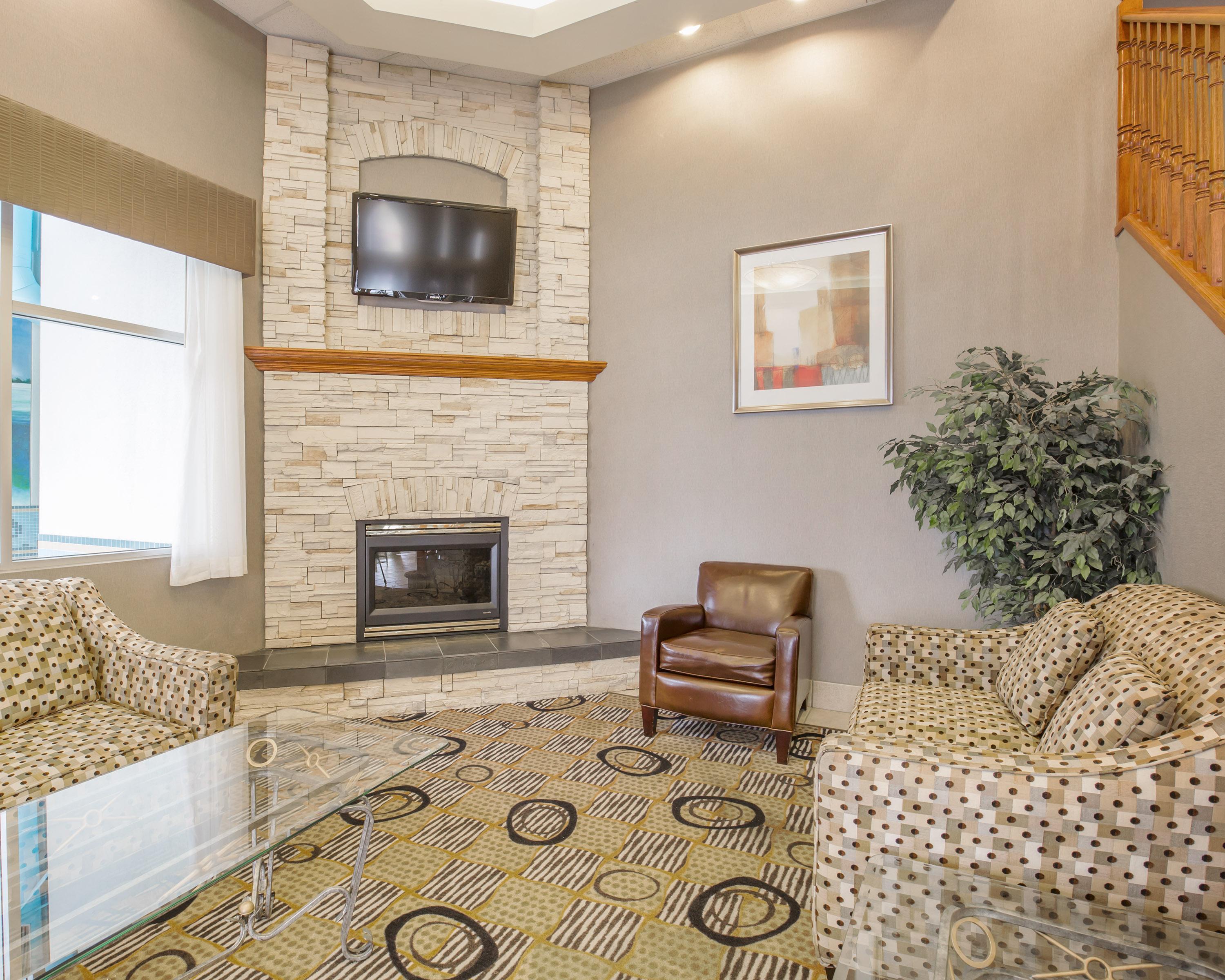 Comfort Inn & Suites South YYC Екстериор снимка