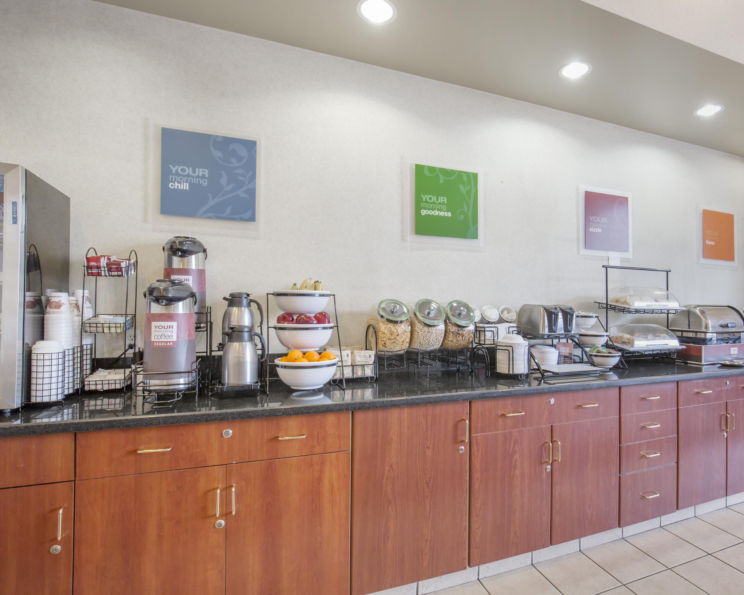 Comfort Inn & Suites South YYC Екстериор снимка