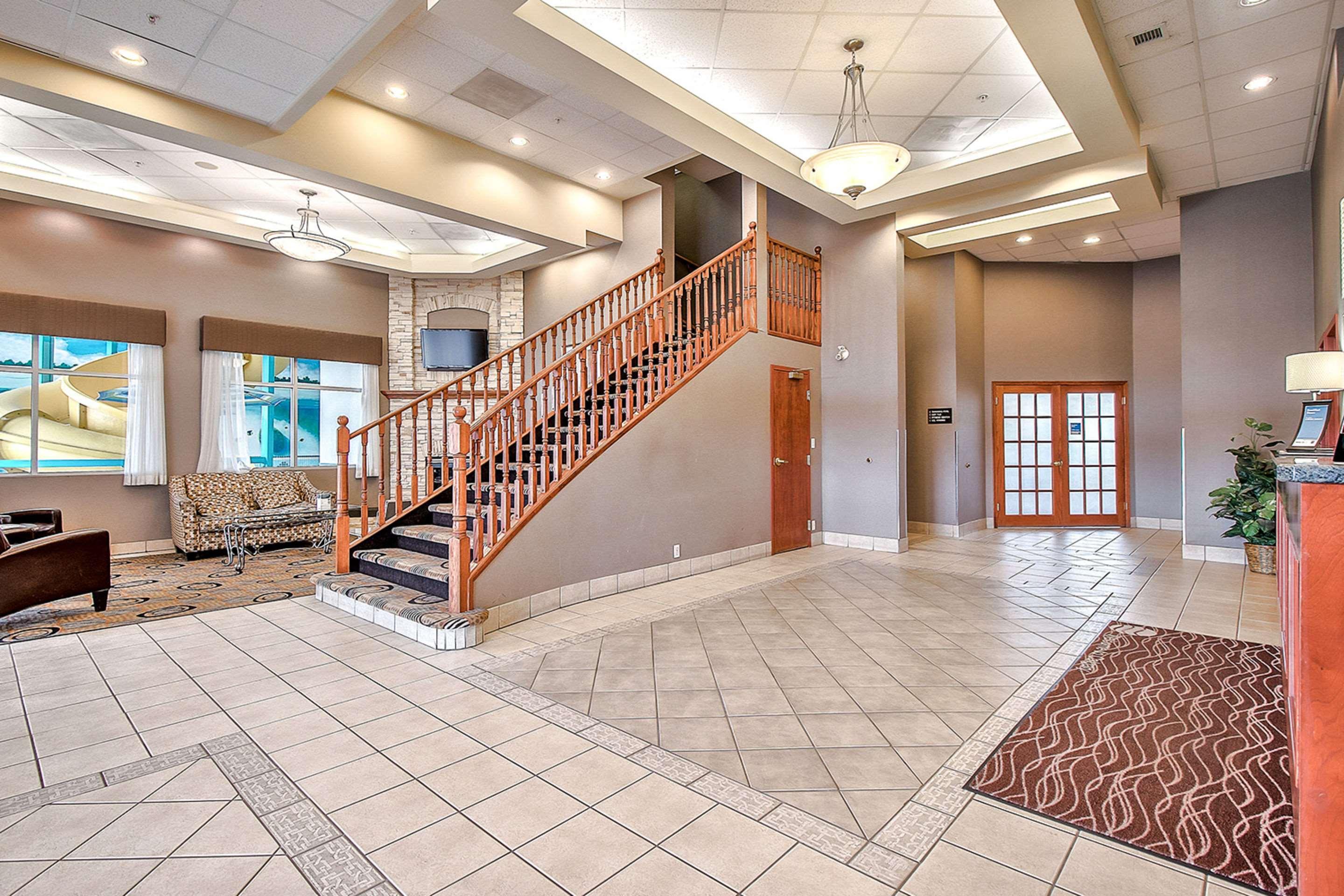 Comfort Inn & Suites South YYC Екстериор снимка