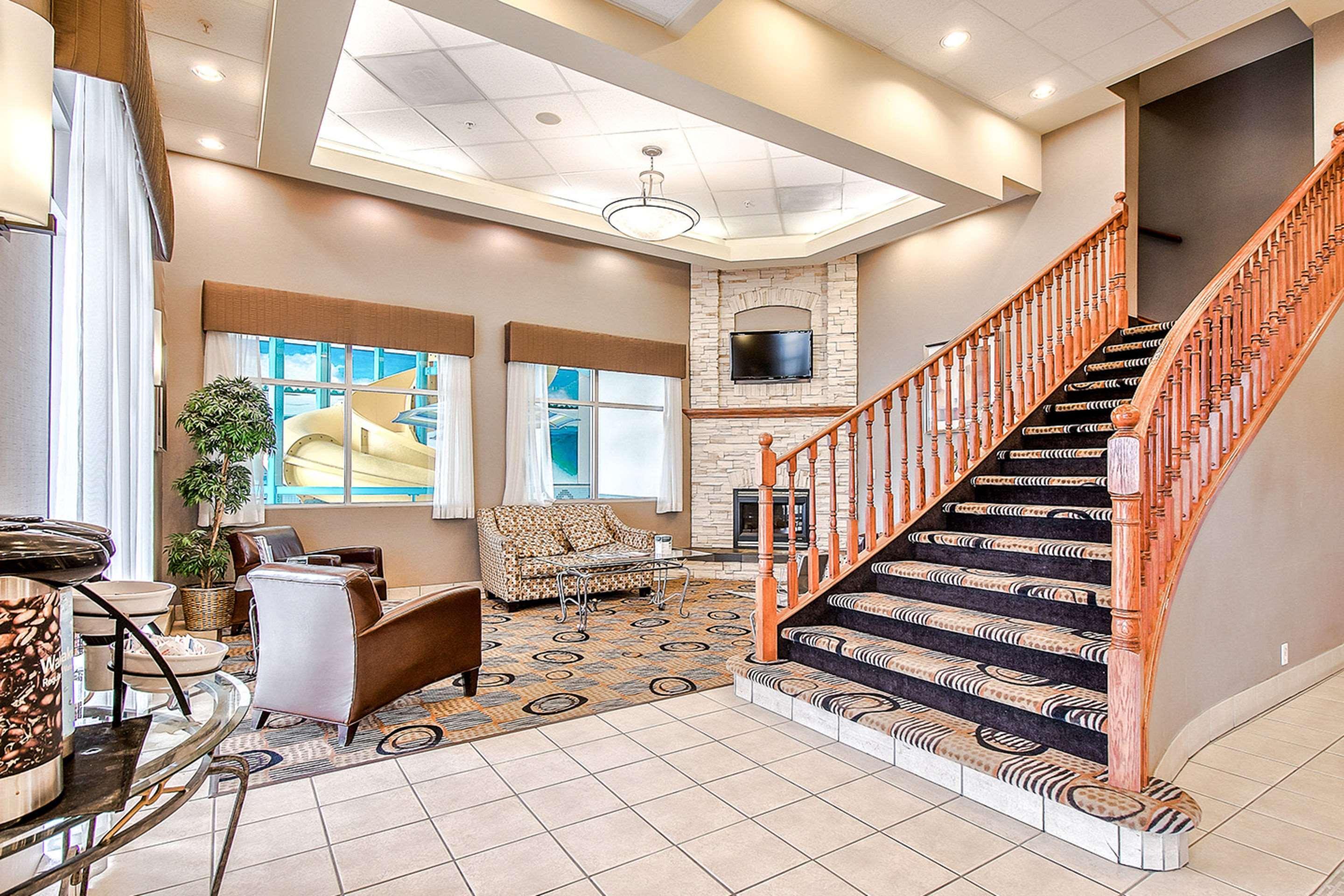 Comfort Inn & Suites South YYC Екстериор снимка