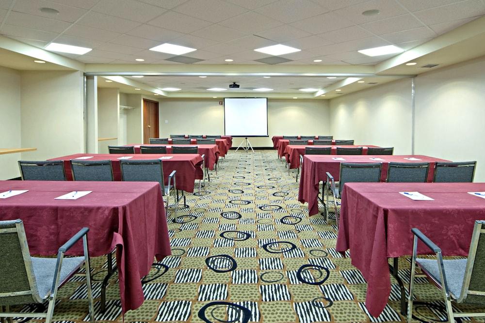 Comfort Inn & Suites South YYC Екстериор снимка