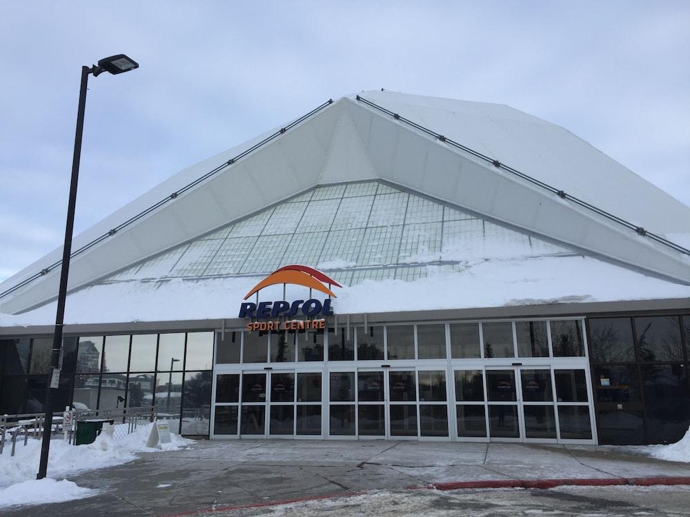 Comfort Inn & Suites South YYC Екстериор снимка