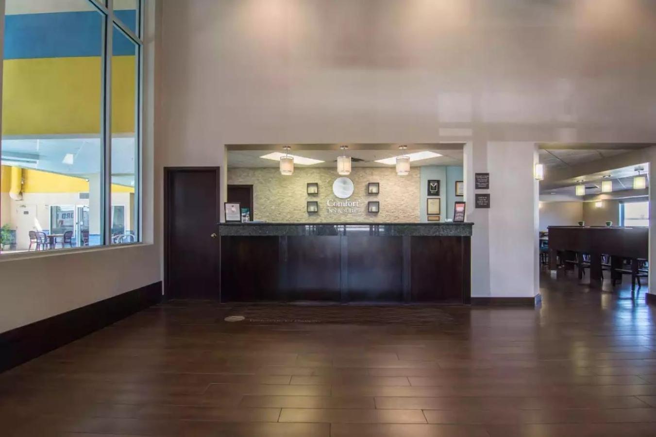 Comfort Inn & Suites South YYC Екстериор снимка