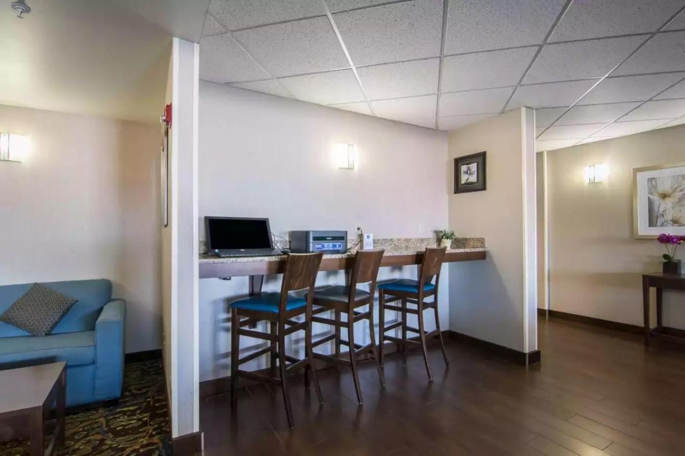 Comfort Inn & Suites South YYC Екстериор снимка