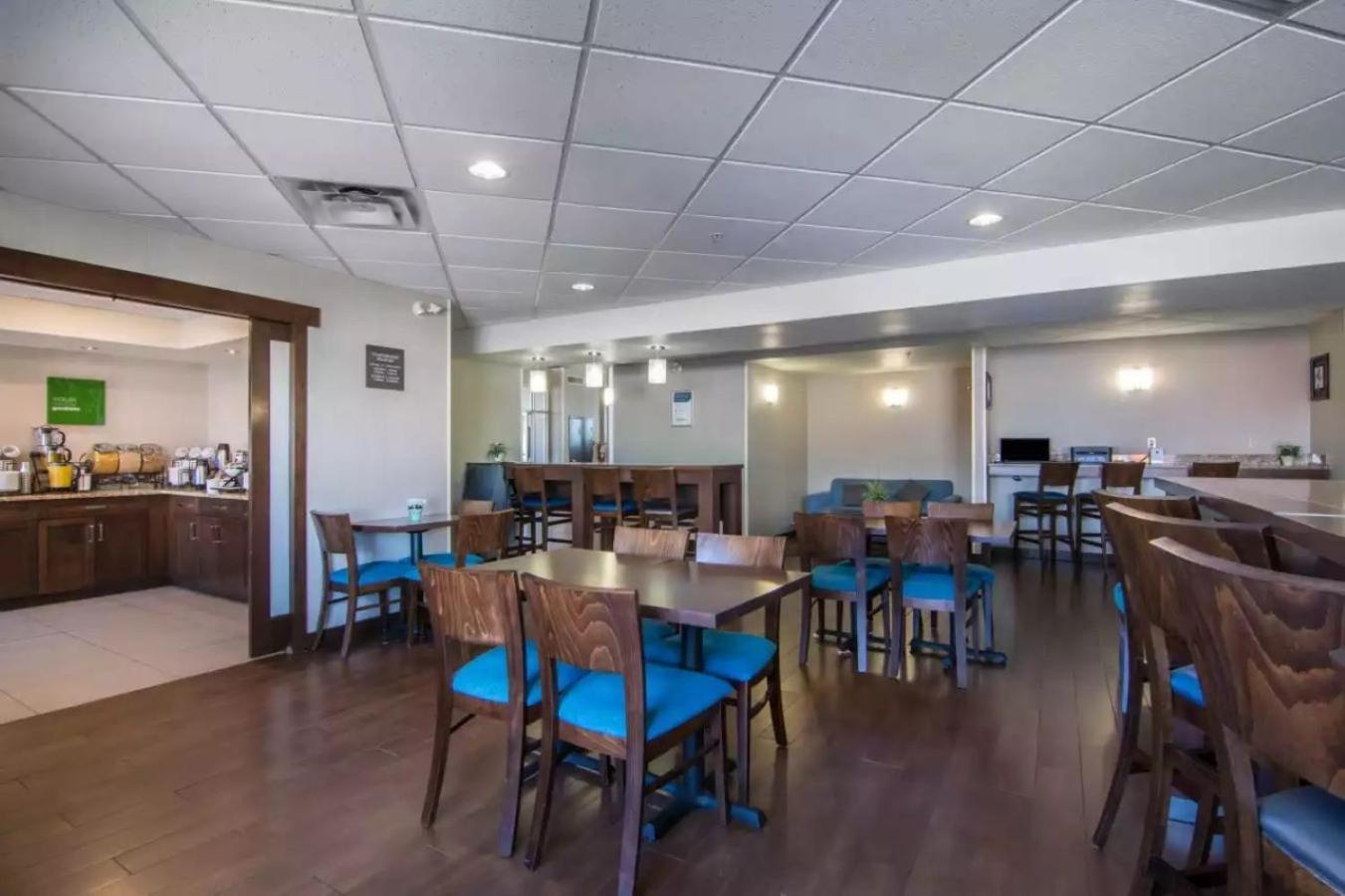 Comfort Inn & Suites South YYC Екстериор снимка