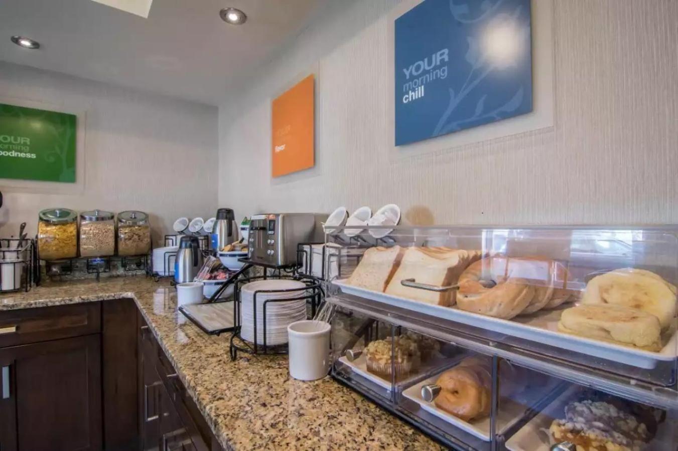 Comfort Inn & Suites South YYC Екстериор снимка