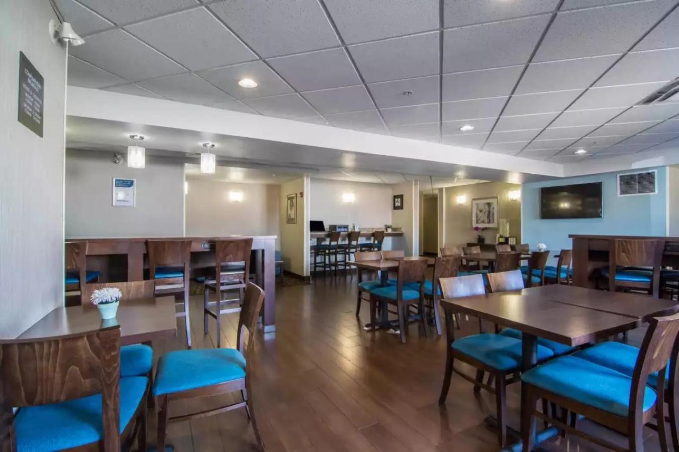 Comfort Inn & Suites South YYC Екстериор снимка