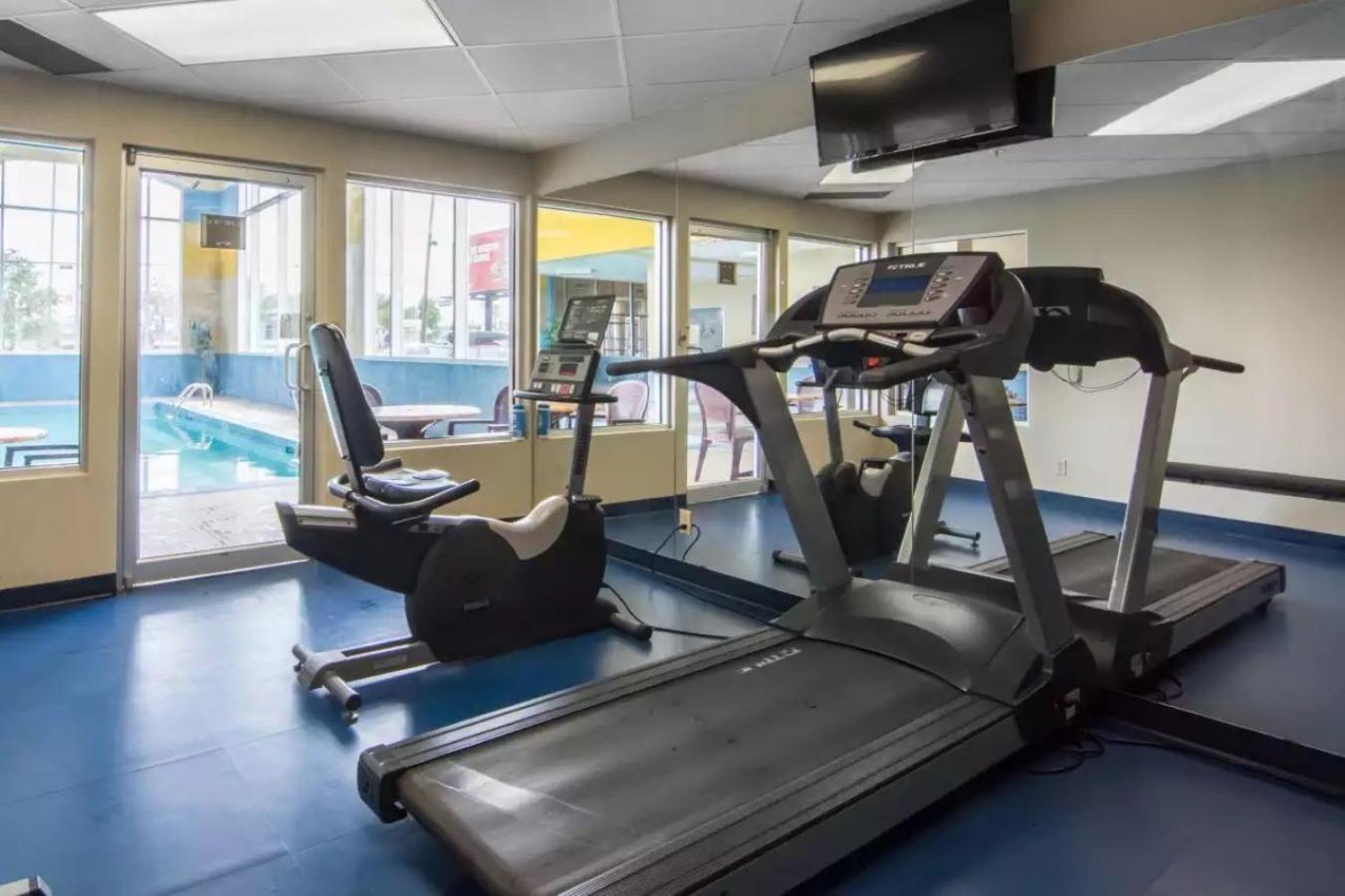 Comfort Inn & Suites South YYC Екстериор снимка