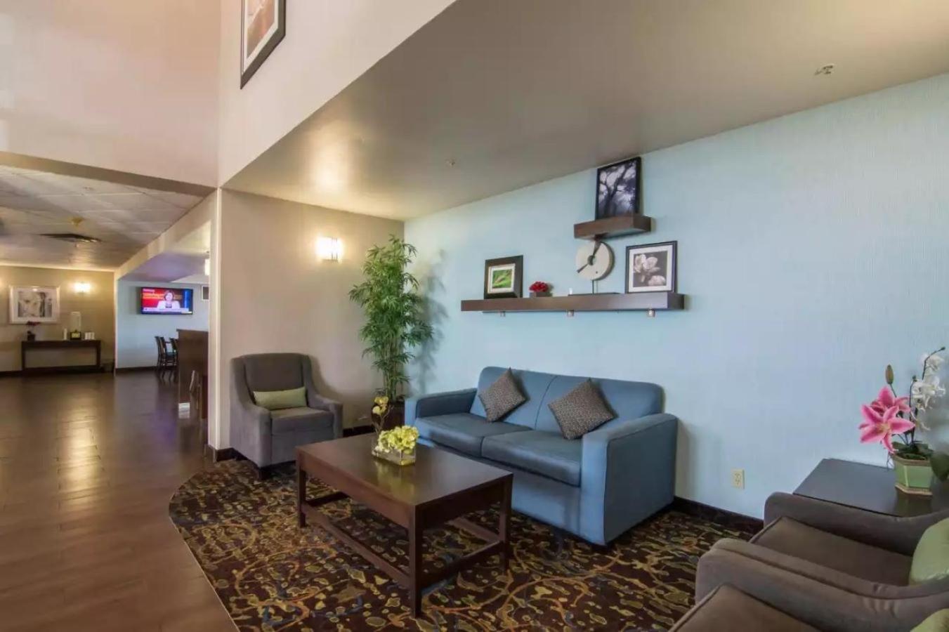 Comfort Inn & Suites South YYC Екстериор снимка