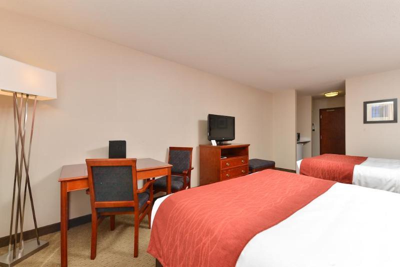 Comfort Inn & Suites South YYC Екстериор снимка