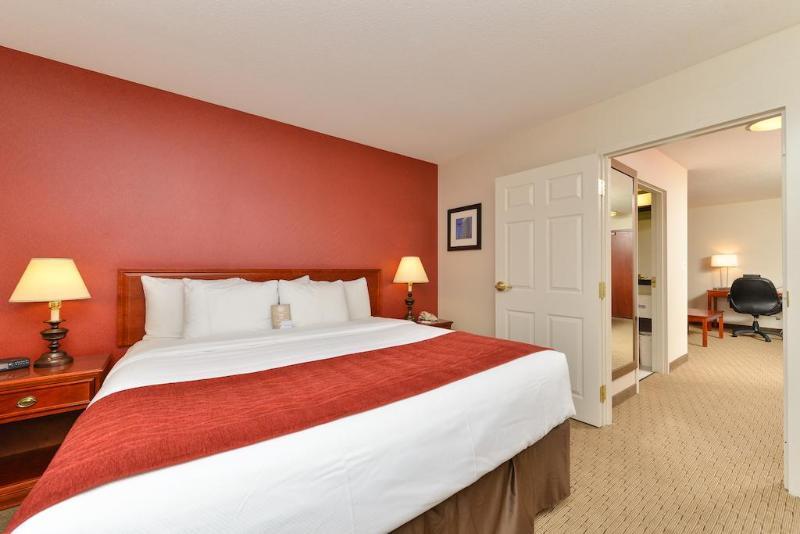 Comfort Inn & Suites South YYC Екстериор снимка
