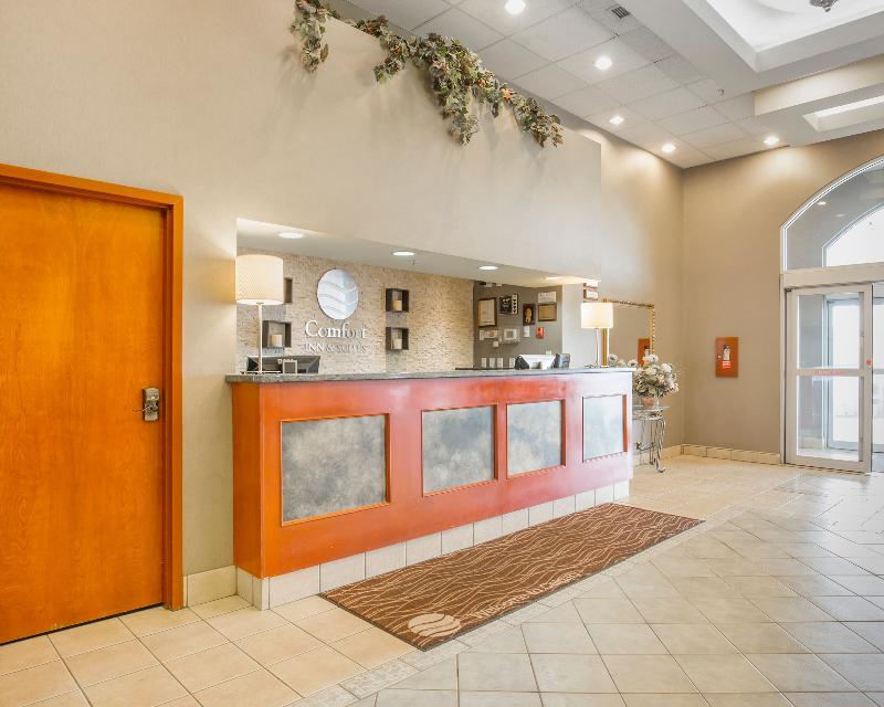 Comfort Inn & Suites South YYC Екстериор снимка