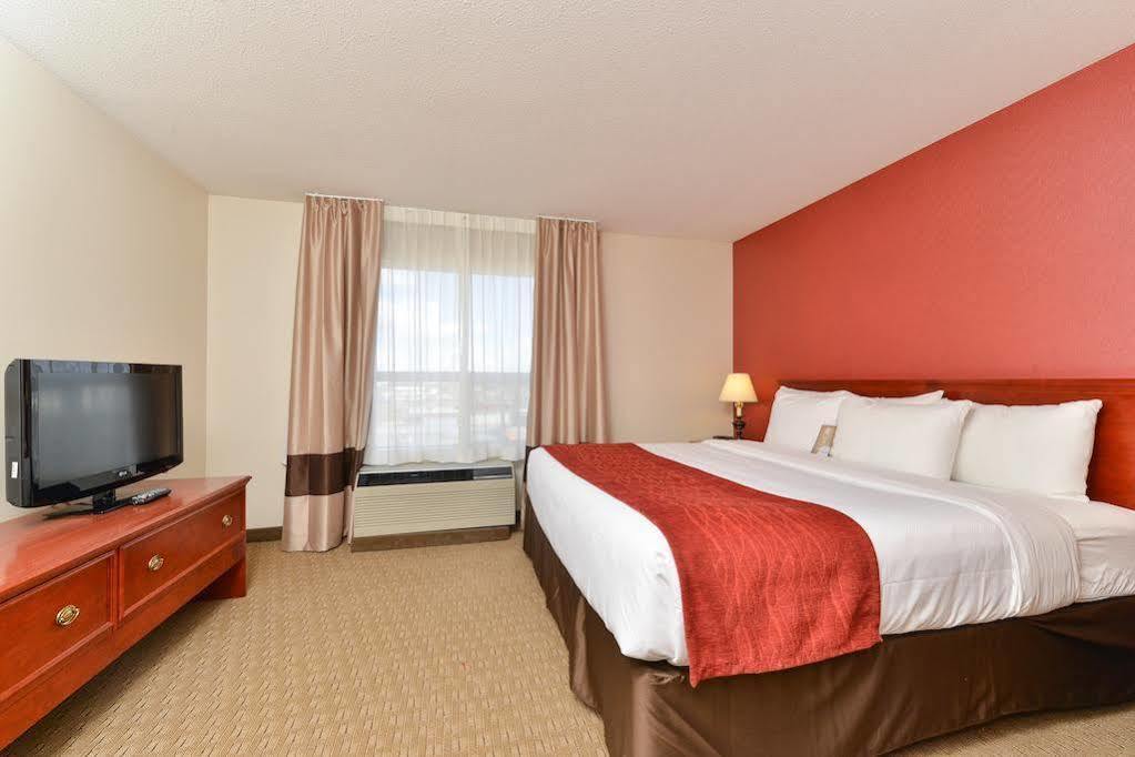 Comfort Inn & Suites South YYC Екстериор снимка