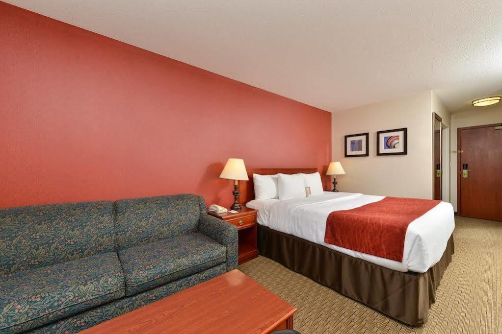 Comfort Inn & Suites South YYC Екстериор снимка