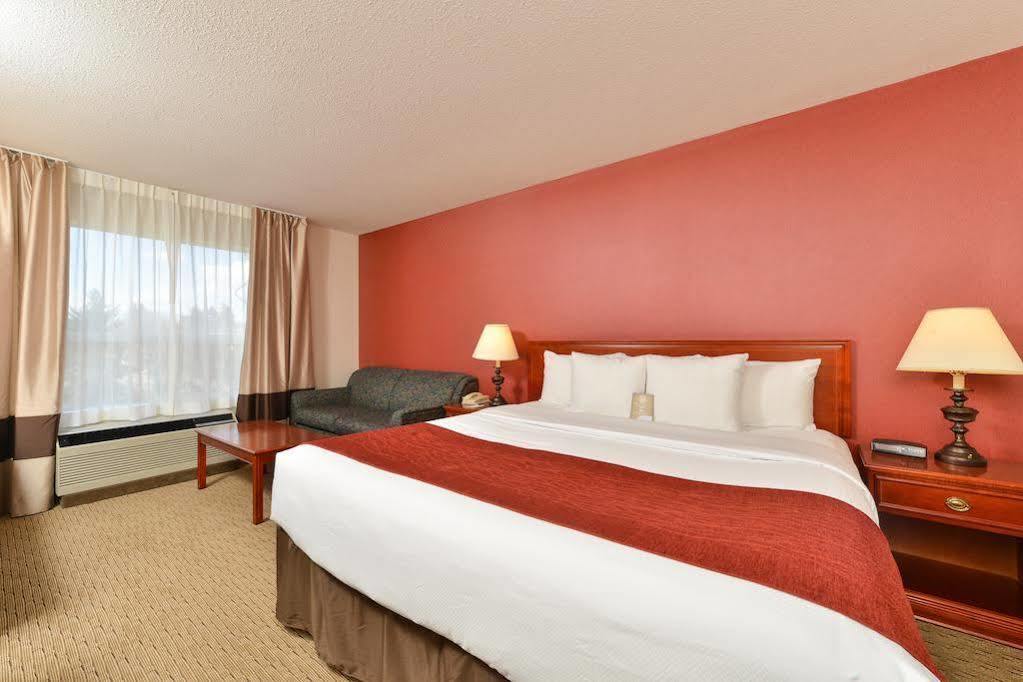 Comfort Inn & Suites South YYC Екстериор снимка