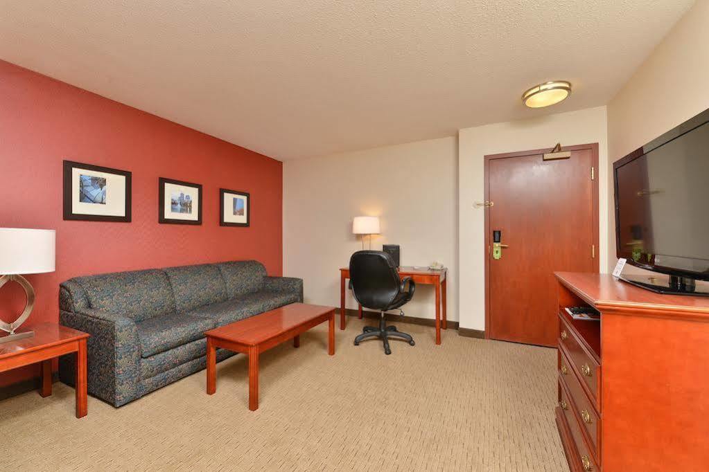 Comfort Inn & Suites South YYC Екстериор снимка