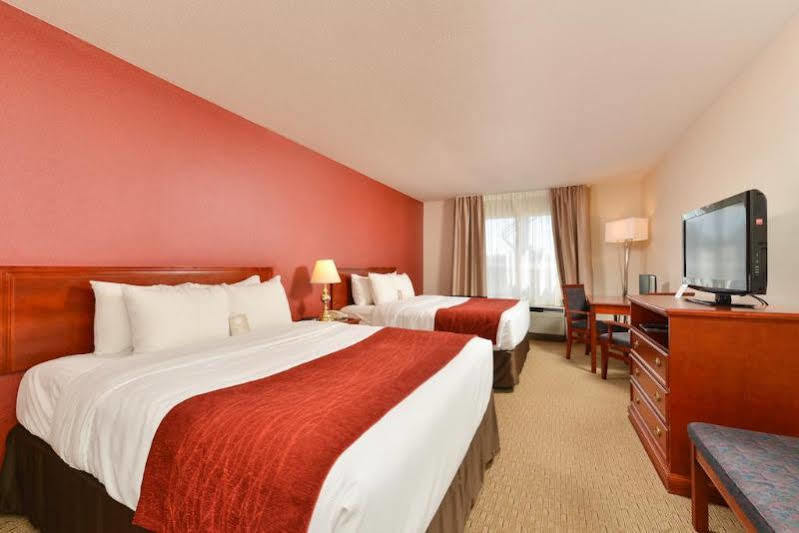 Comfort Inn & Suites South YYC Екстериор снимка