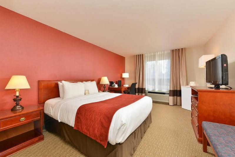 Comfort Inn & Suites South YYC Екстериор снимка