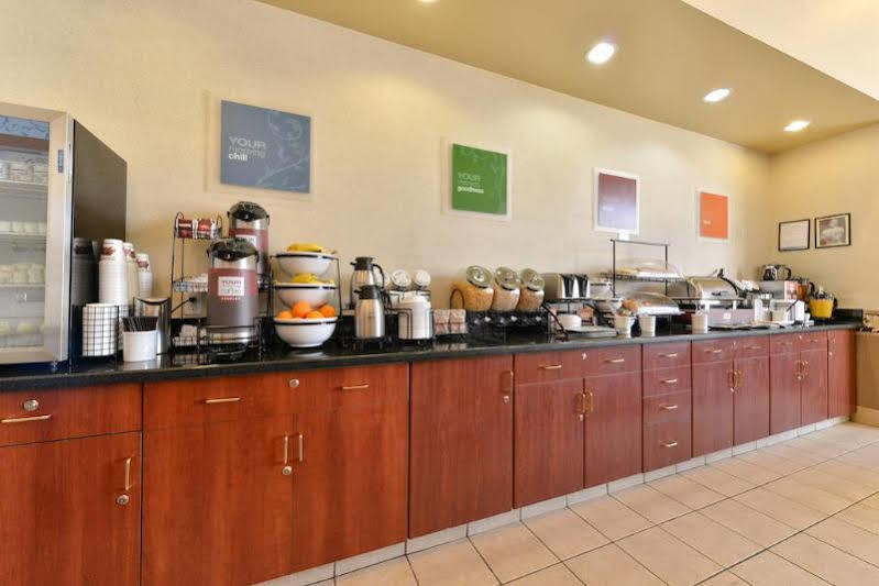 Comfort Inn & Suites South YYC Екстериор снимка