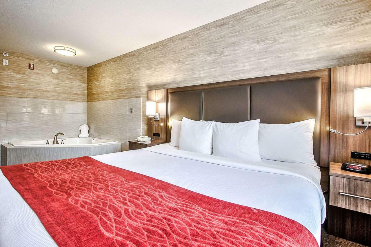 Comfort Inn & Suites South YYC Екстериор снимка