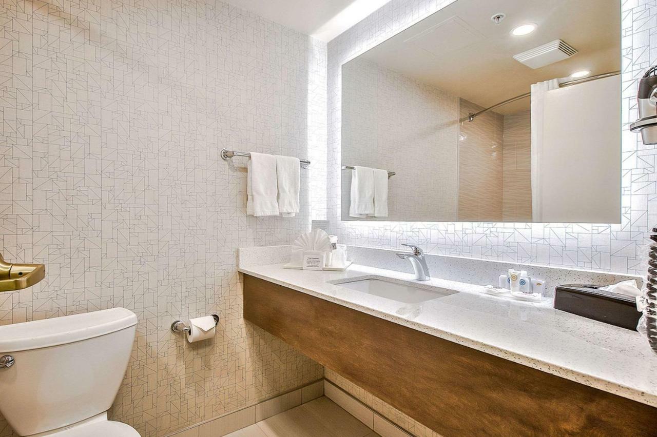 Comfort Inn & Suites South YYC Екстериор снимка