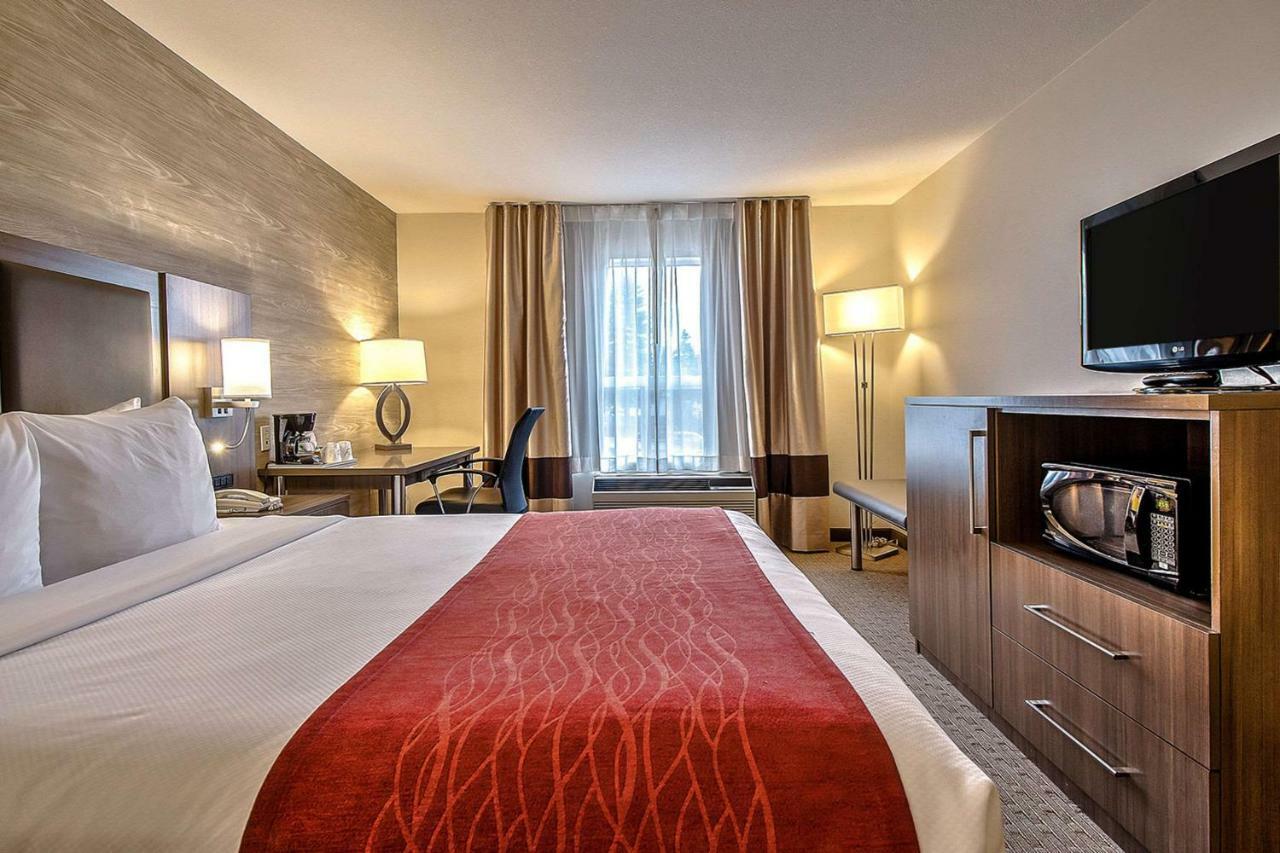 Comfort Inn & Suites South YYC Екстериор снимка