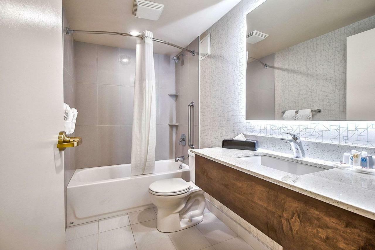 Comfort Inn & Suites South YYC Екстериор снимка