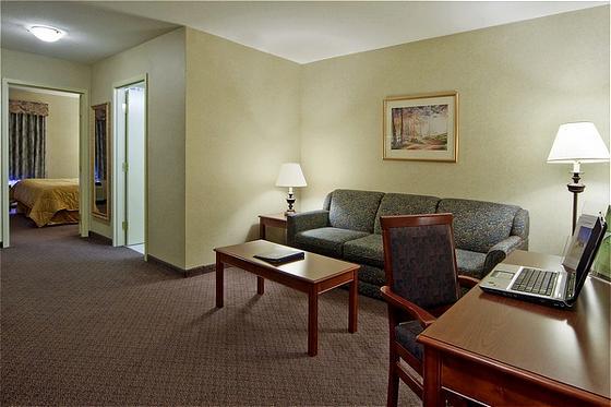 Comfort Inn & Suites South YYC Стая снимка